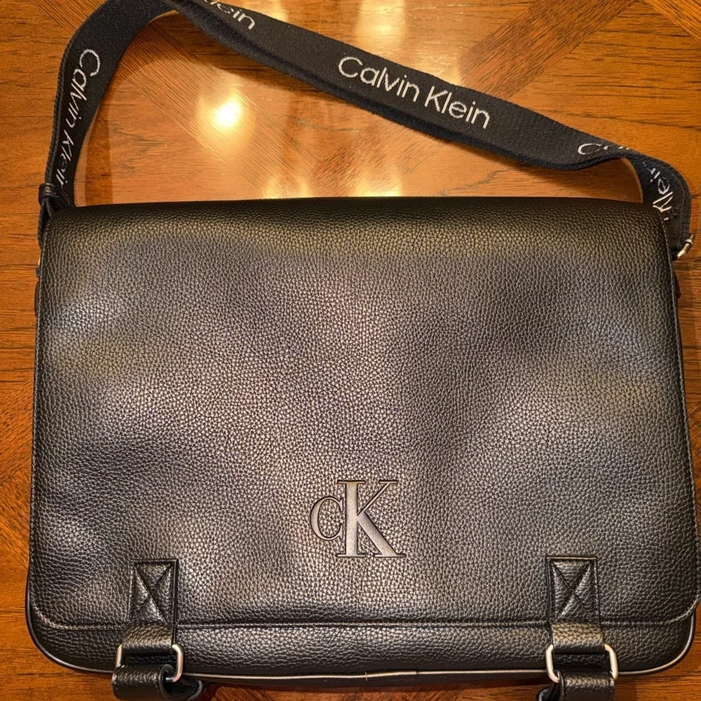 NWOT Calvin Klein Messenger Black Leather Logo Laptop Messenger Bag 11”x15”